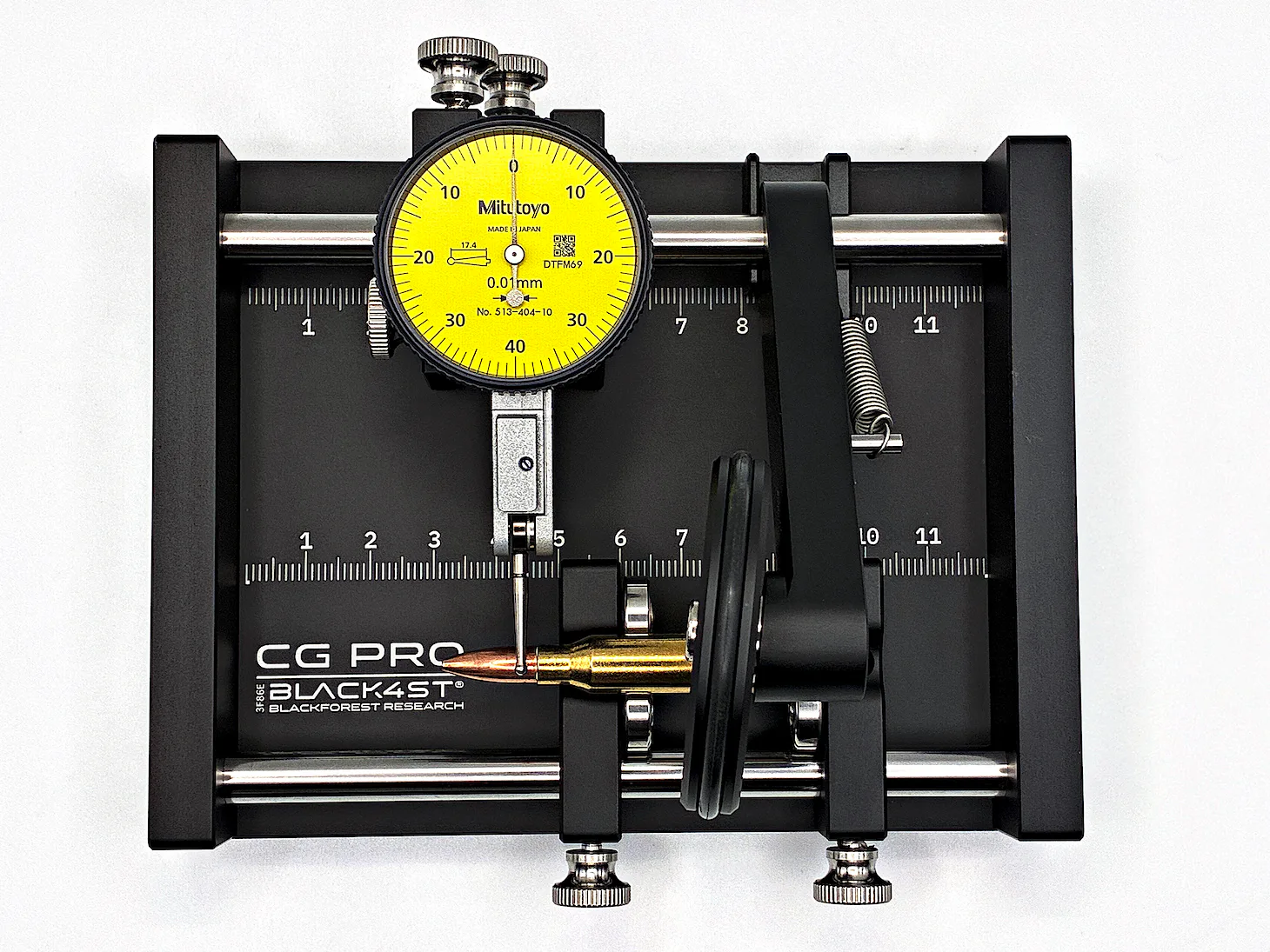 black4st® CG-PRO Rundlaufmessgerät von oben: Patrone auf den Auflagerollen, Fühlhebelmessuhr am Geschoss, zwei Positionierskalen — Setups reproduzierbar