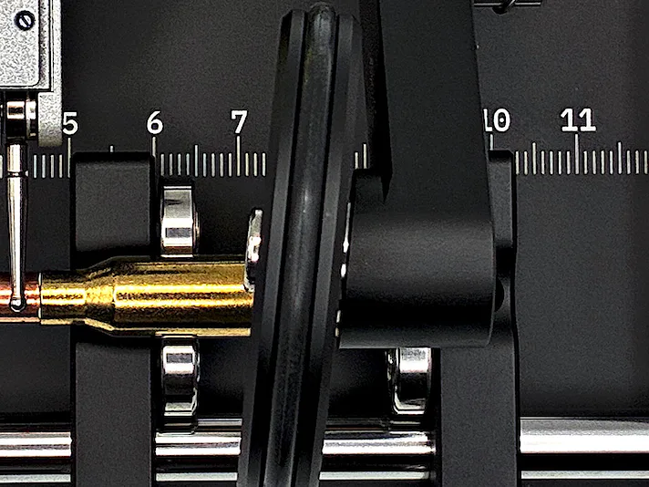 black4st® CG-PRO von oben, Detail: das Antriebsrad mit Elastomerring steht leicht schräg zur Patronenachse