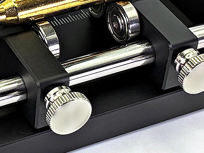 black4st® CG-PRO, Detail: die Auflageblöcke mit Rändelschrauben auf der Präzisionswelle