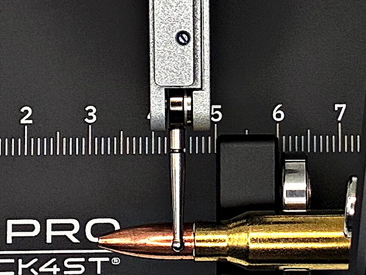 black4st® CG-PRO von oben, Detail: Positionierskala mit Ablesekante am Auflageblock