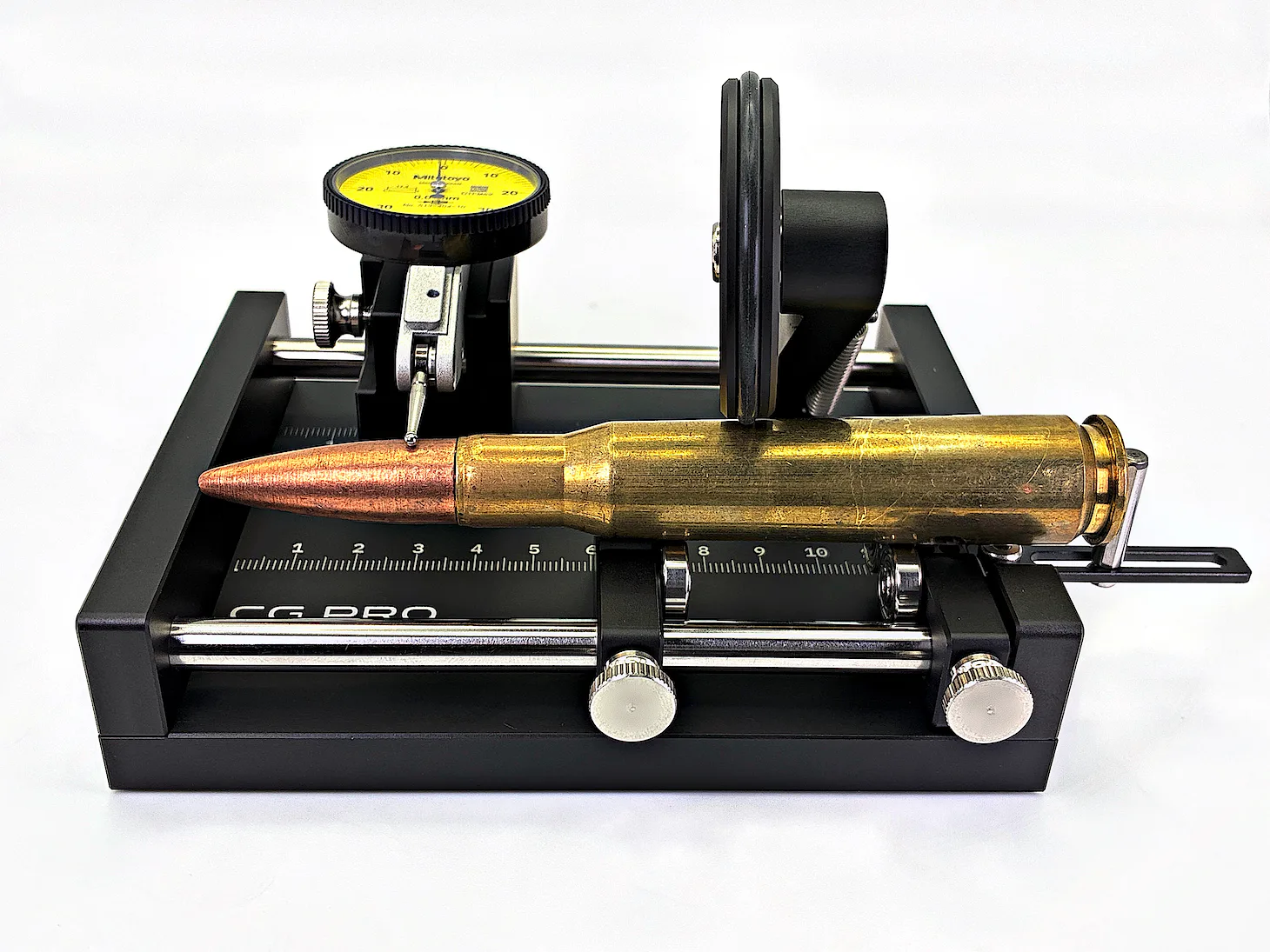 black4st® CG-PRO mit LR Kit von vorn: eine .50-BMG-Patrone auf den Auflagerollen, die Fühlhebelmessuhr tastet das Geschoss ab, rechts der Anschlagstift LR