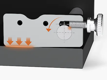 black4st® CG-PRO, Schnitt durch einen Auflageblock: Die Klemmschraube sitzt oberhalb der Wellenmitte, der Block dreht sich um die Welle und liegt hinten plan auf der Grundplatte auf.