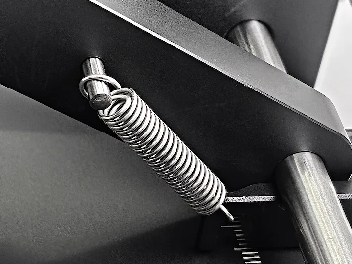 black4st® CG-PRO, Detail: die Zugfeder am Antriebs-Schwenkarm