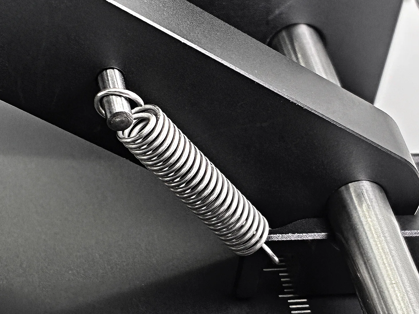 black4st® CG-PRO, Detail: die Zugfeder am Antriebs-Schwenkarm