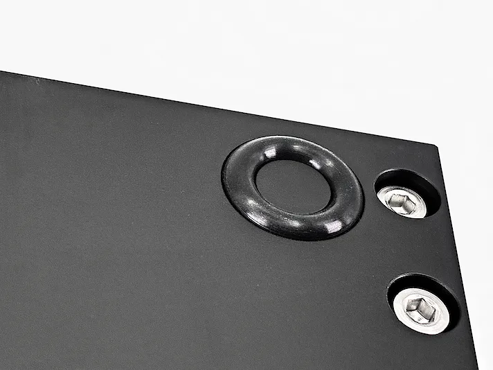 black4st® CG-PRO, Detail: Elastomer-Standfuß an der Unterseite der Grundplatte