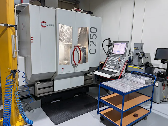Fertigung von black4st®-Teilen in Deutschland: 5-Achs-CNC-Bearbeitungszentrum Hermle C250